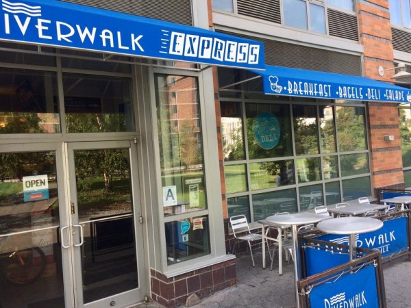 Roosevelt Island Best: Riverwalk Bar and Grill Riverwalk Bar and Grill